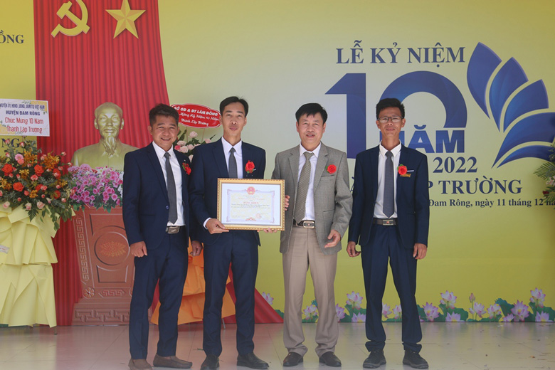 Description: Đại diện lãnh đạo Sở Giáo dục và Đào tạo trao Bằng khen của UBND tỉnh cho tập thể nhà trường và 2 cá nhân đã có thành tích xuất sắc “Dạy tốt, học tốt”