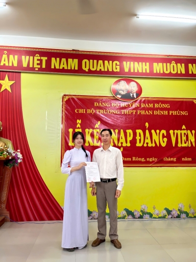 HỌC SINH THPT PHAN ĐÌNH PHÙNG (ĐAM RÔNG) VINH DỰ TRỞ THÀNH ĐẢNG VIÊN CỦA TRƯỜNG