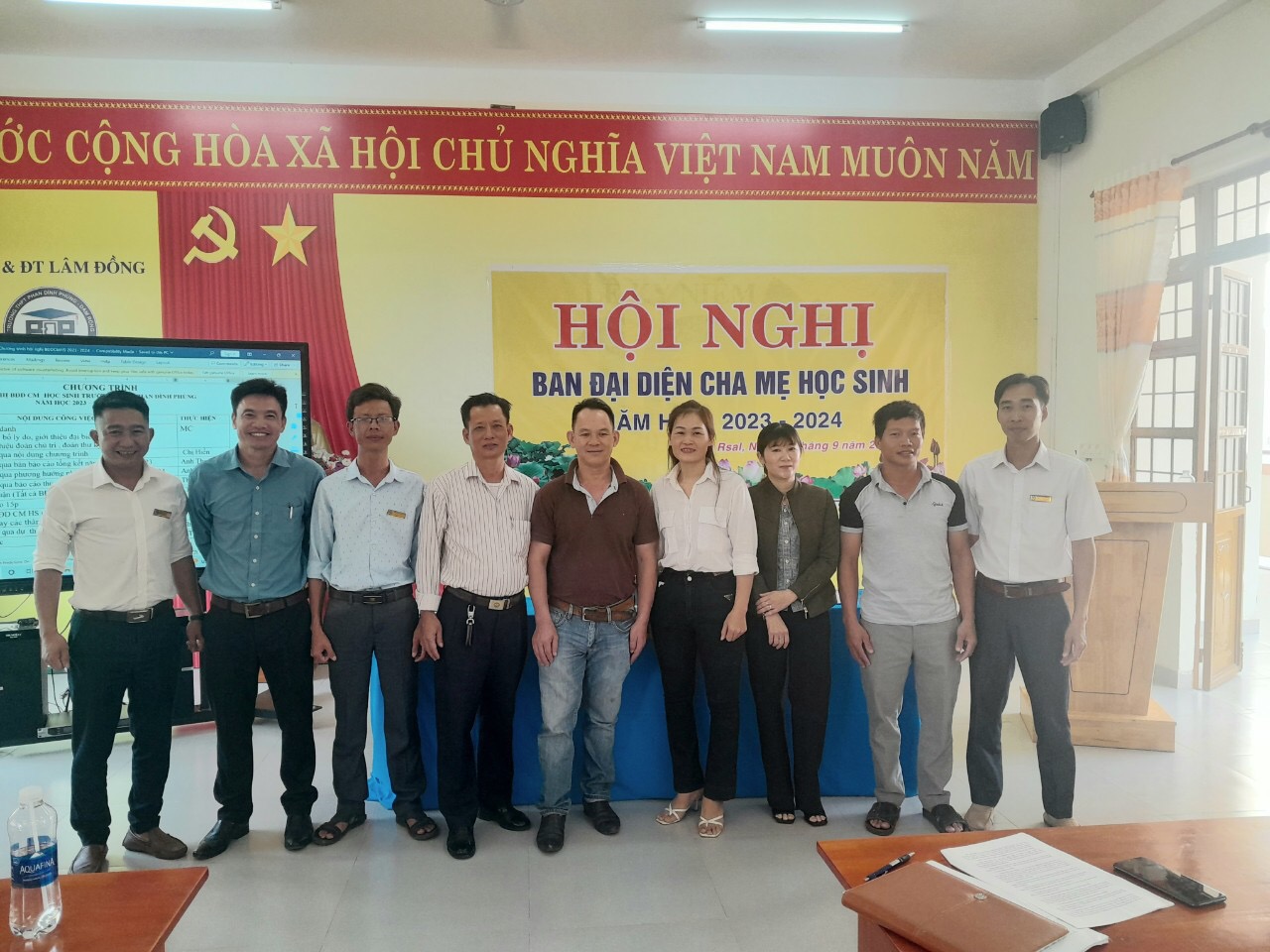 Ban đại diện cha mẹ học sinh năm học 2023-2024 chụp hình với lãnh đạo nha